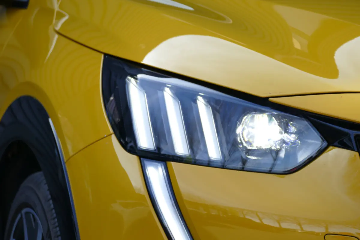1.2 PURETECH 100PK 5-DRS GT-LINE / NAVI / CLIMA / CAMERA / 17"LMV / FULL-LED / PDC / BLUETOOTH / CRUISECONTROL / 1E EIGENAAR / SCHITTERENDE STAAT !!