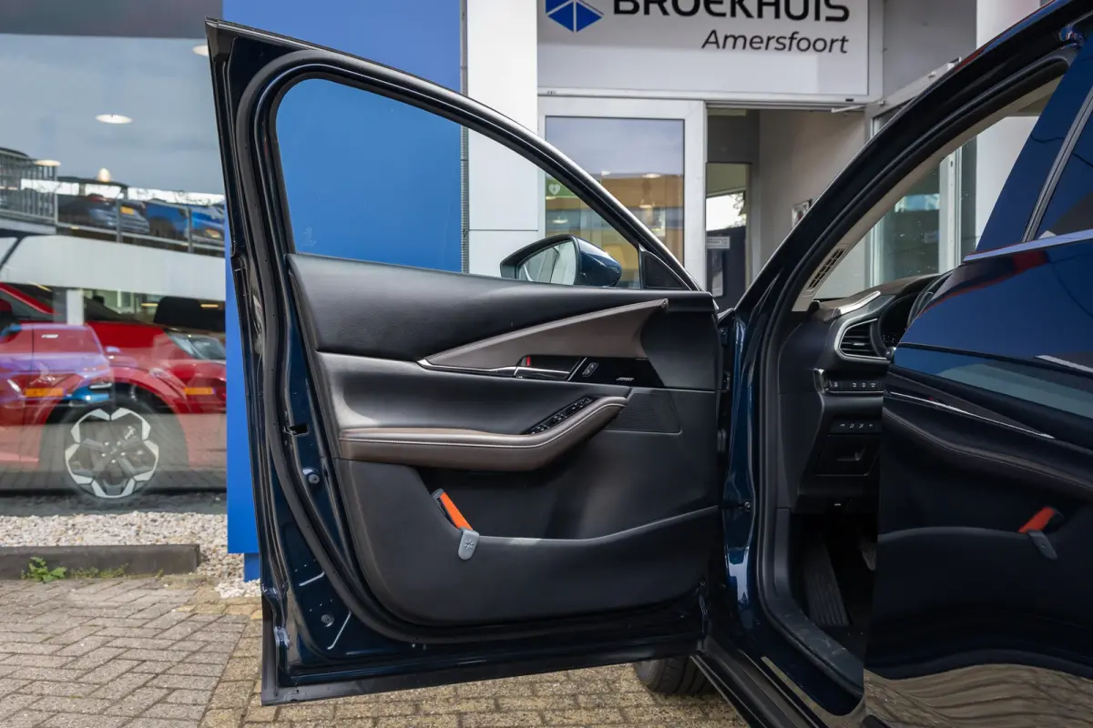 2.0 e-SkyActiv-X M Hybrid Luxury | Head-Up display | BOSE | Camera | Stoel/Stuurverwarming | Leder | Apple Carplay/Android Auto | 18''LM Velgen | Achteruitrijcamera | Apple Carplay/Android A