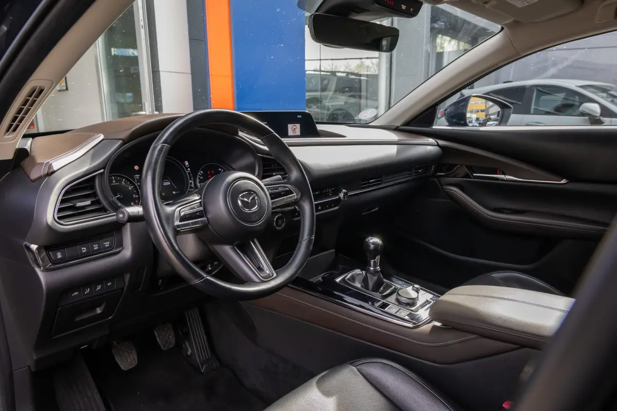 2.0 e-SkyActiv-X M Hybrid Luxury | Head-Up display | BOSE | Camera | Stoel/Stuurverwarming | Leder | Apple Carplay/Android Auto | 18''LM Velgen | Achteruitrijcamera | Apple Carplay/Android A