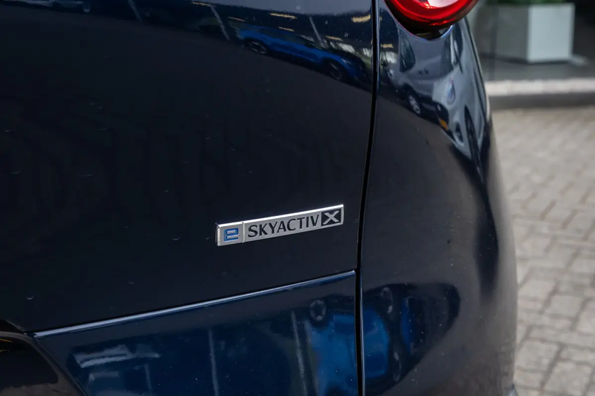 2.0 e-SkyActiv-X M Hybrid Luxury | Head-Up display | BOSE | Camera | Stoel/Stuurverwarming | Leder | Apple Carplay/Android Auto | 18''LM Velgen | Achteruitrijcamera | Apple Carplay/Android A