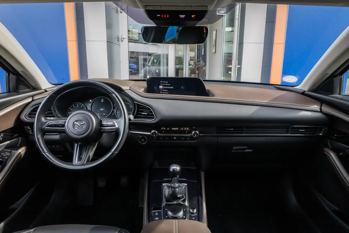 2.0 e-SkyActiv-X M Hybrid Luxury | Head-Up display | BOSE | Camera | Stoel/Stuurverwarming | Leder | Apple Carplay/Android Auto | 18''LM Velgen | Achteruitrijcamera | Apple Carplay/Android A