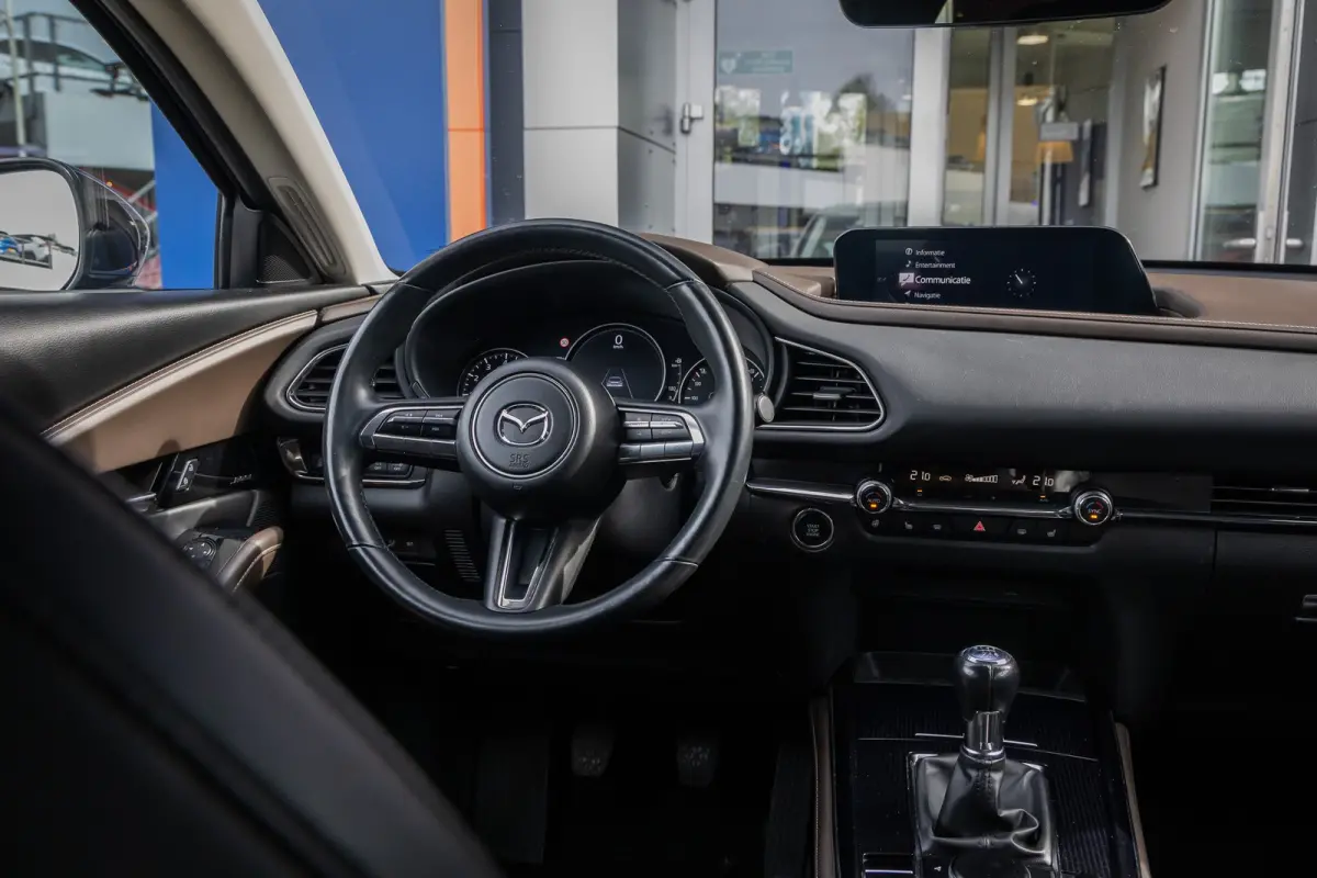 2.0 e-SkyActiv-X M Hybrid Luxury | Head-Up display | BOSE | Camera | Stoel/Stuurverwarming | Leder | Apple Carplay/Android Auto | 18''LM Velgen | Achteruitrijcamera | Apple Carplay/Android A