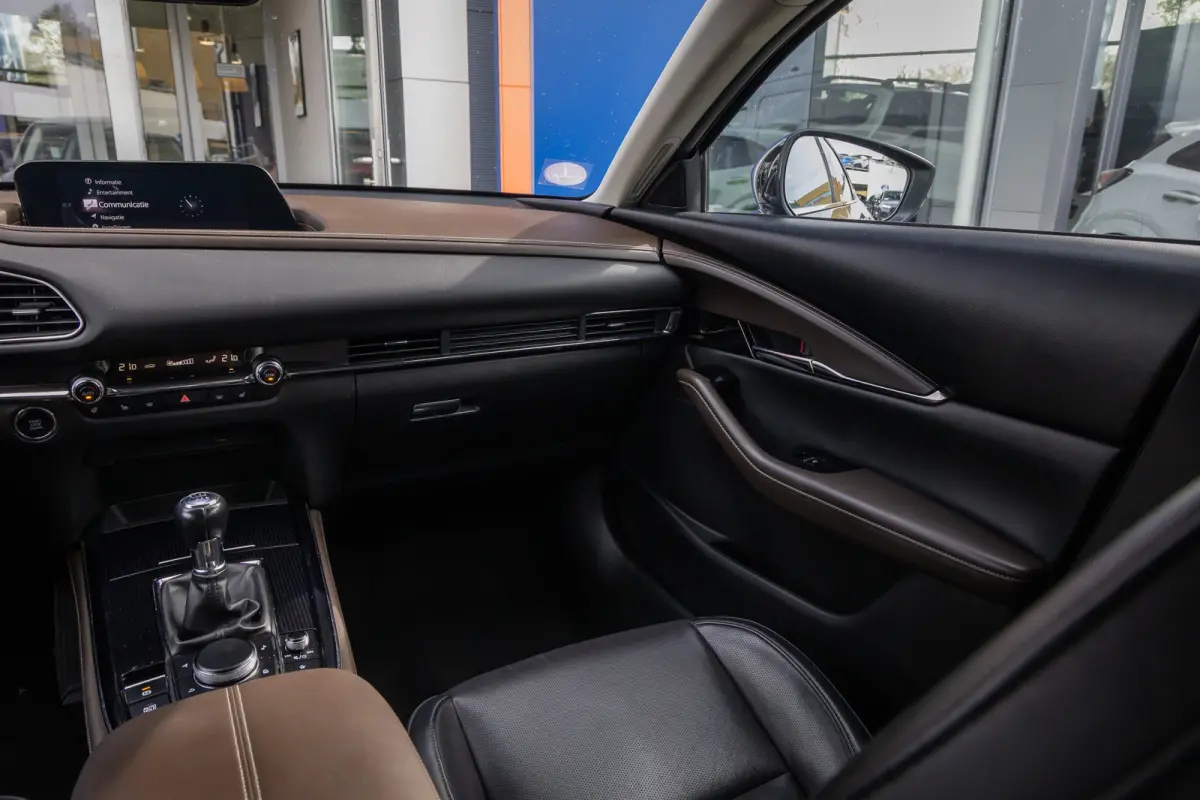 2.0 e-SkyActiv-X M Hybrid Luxury | Head-Up display | BOSE | Camera | Stoel/Stuurverwarming | Leder | Apple Carplay/Android Auto | 18''LM Velgen | Achteruitrijcamera | Apple Carplay/Android A