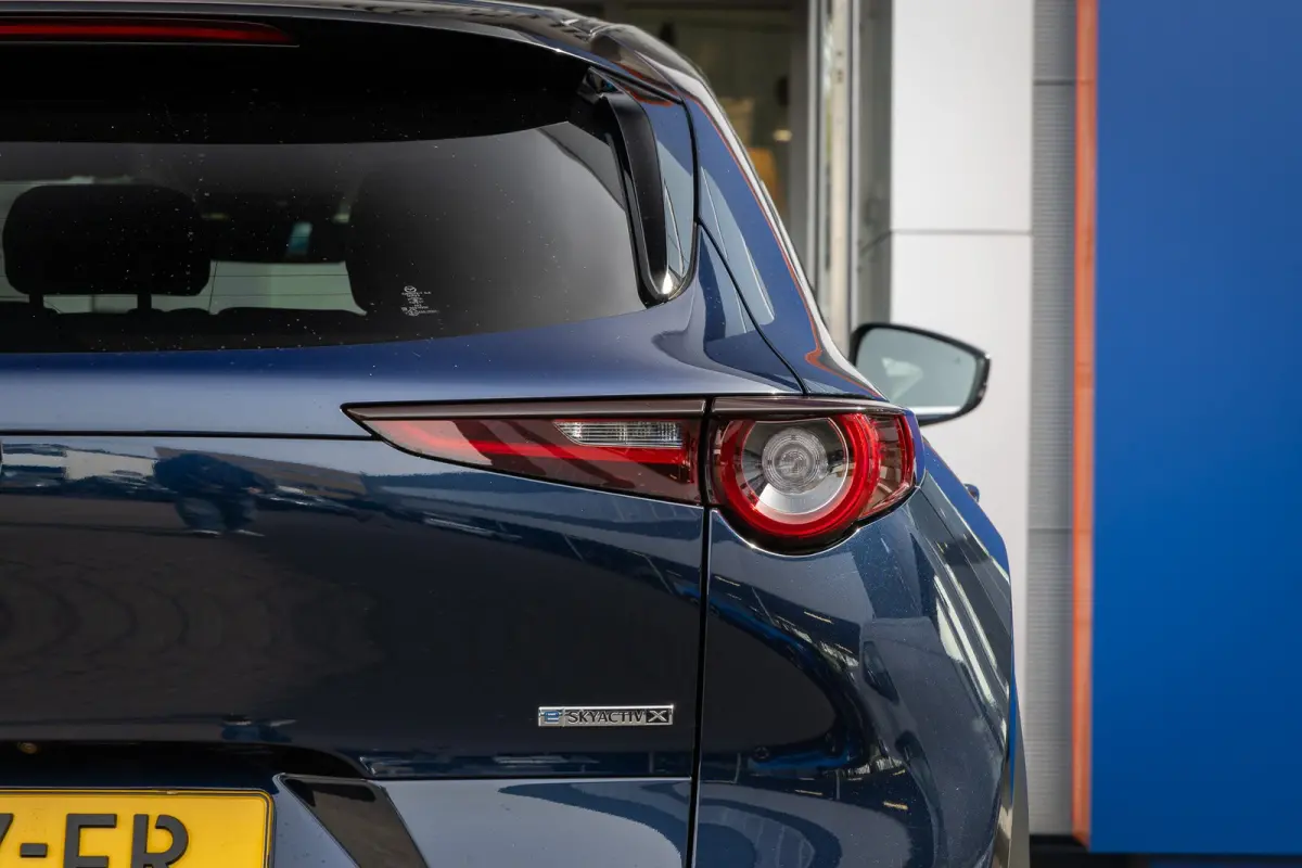 2.0 e-SkyActiv-X M Hybrid Luxury | Head-Up display | BOSE | Camera | Stoel/Stuurverwarming | Leder | Apple Carplay/Android Auto | 18''LM Velgen | Achteruitrijcamera | Apple Carplay/Android A