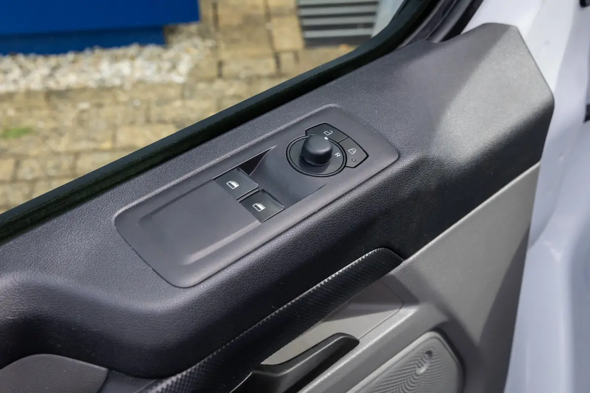 300 2.0 TDCI L2H1 Trend | BPM Vrij | Camera | Laadruimte Bescherming | Apple Carplay/Android Auto | Verwarmbare voorruit | | Apple Carplay/Android Auto|telefoonintegratie premium | Bestuurde