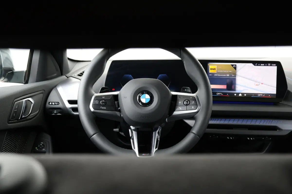 120 M Sport Design Edition M Sportpakket/ Stuurwielrand verwarmd/ Achteruitrijcamera/ Getint Glas/ Sportstoelen/ Driving Assistant