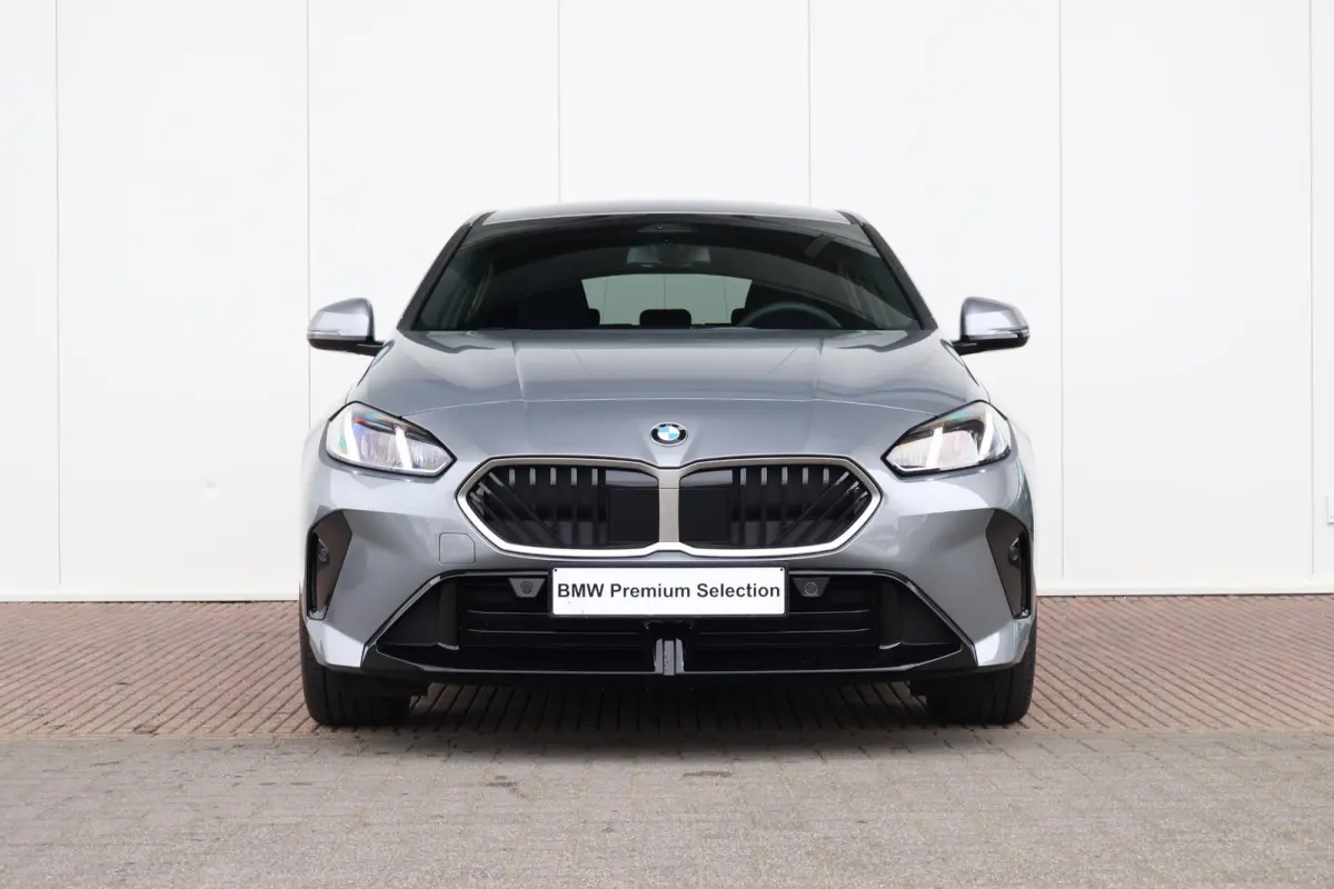 120 M Sport Design Edition M Sportpakket/ Stuurwielrand verwarmd/ Achteruitrijcamera/ Getint Glas/ Sportstoelen/ Driving Assistant