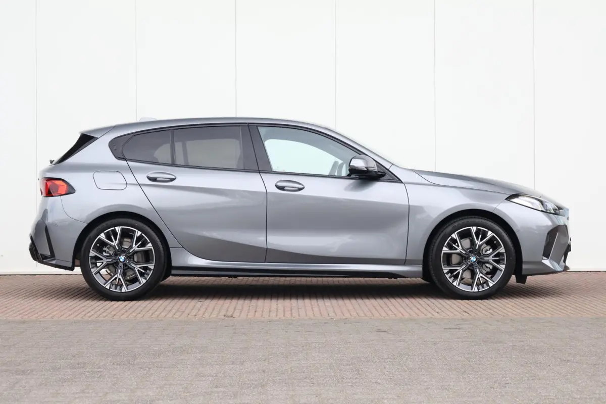 120 M Sport Design Edition M Sportpakket/ Stuurwielrand verwarmd/ Achteruitrijcamera/ Getint Glas/ Sportstoelen/ Driving Assistant