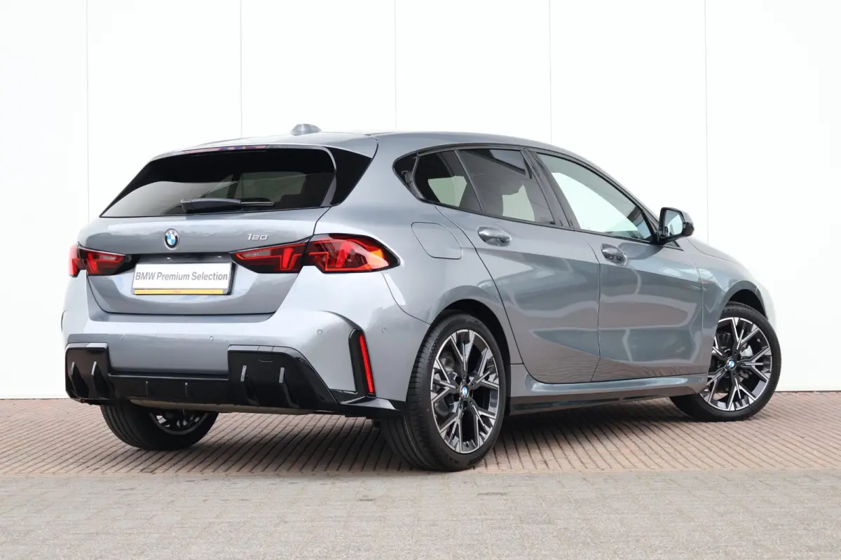 120 M Sport Design Edition M Sportpakket/ Stuurwielrand verwarmd/ Achteruitrijcamera/ Getint Glas/ Sportstoelen/ Driving Assistant