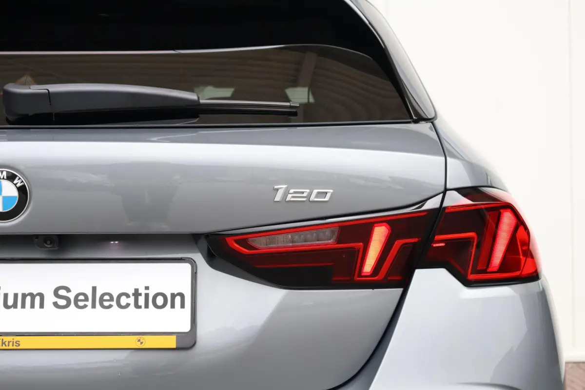 120 M Sport Design Edition M Sportpakket/ Stuurwielrand verwarmd/ Achteruitrijcamera/ Getint Glas/ Sportstoelen/ Driving Assistant