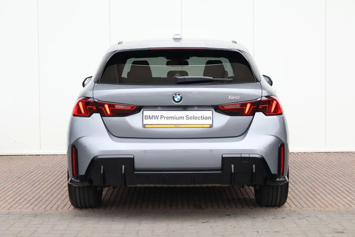 120 M Sport Design Edition M Sportpakket/ Stuurwielrand verwarmd/ Achteruitrijcamera/ Getint Glas/ Sportstoelen/ Driving Assistant