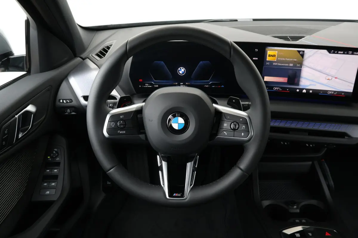 120 M Sport Design Edition M Sportpakket/ Stuurwielrand verwarmd/ Achteruitrijcamera/ Getint Glas/ Sportstoelen/ Driving Assistant