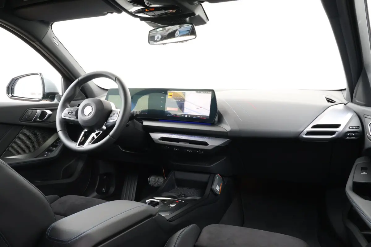 120 M Sport Design Edition M Sportpakket/ Stuurwielrand verwarmd/ Achteruitrijcamera/ Getint Glas/ Sportstoelen/ Driving Assistant