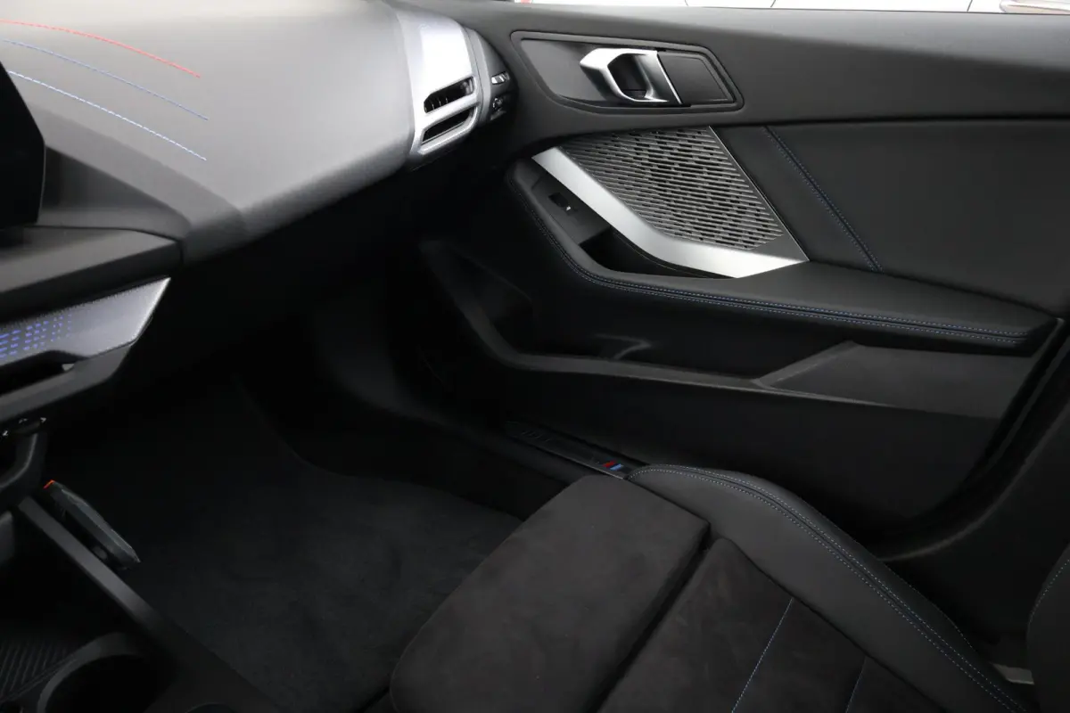 120 M Sport Design Edition M Sportpakket/ Stuurwielrand verwarmd/ Achteruitrijcamera/ Getint Glas/ Sportstoelen/ Driving Assistant
