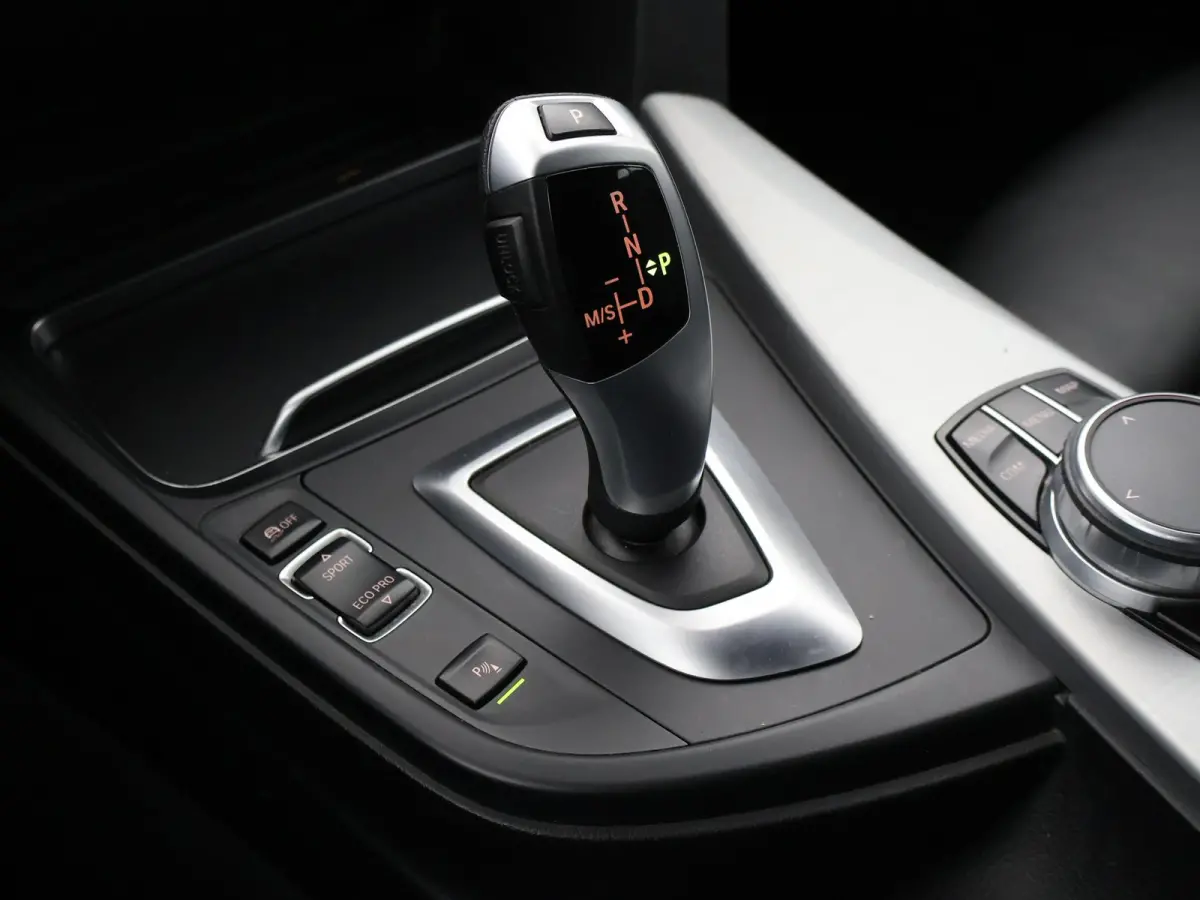 318i M-SPORT + AFN. TREKHAAK | LEDER SPORTINT. | DIGITALE COCKPIT | STOELVERWARMING