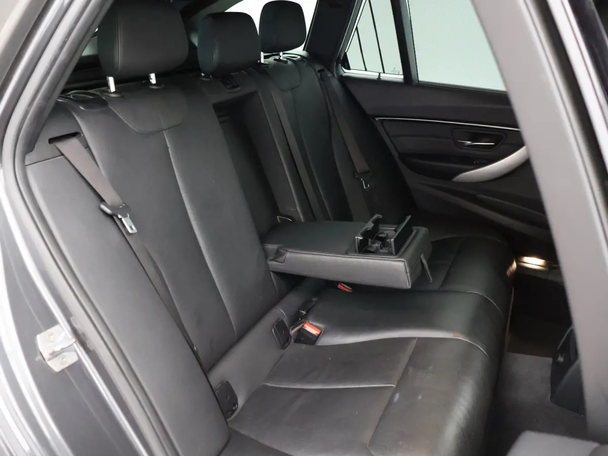 318i M-SPORT + AFN. TREKHAAK | LEDER SPORTINT. | DIGITALE COCKPIT | STOELVERWARMING