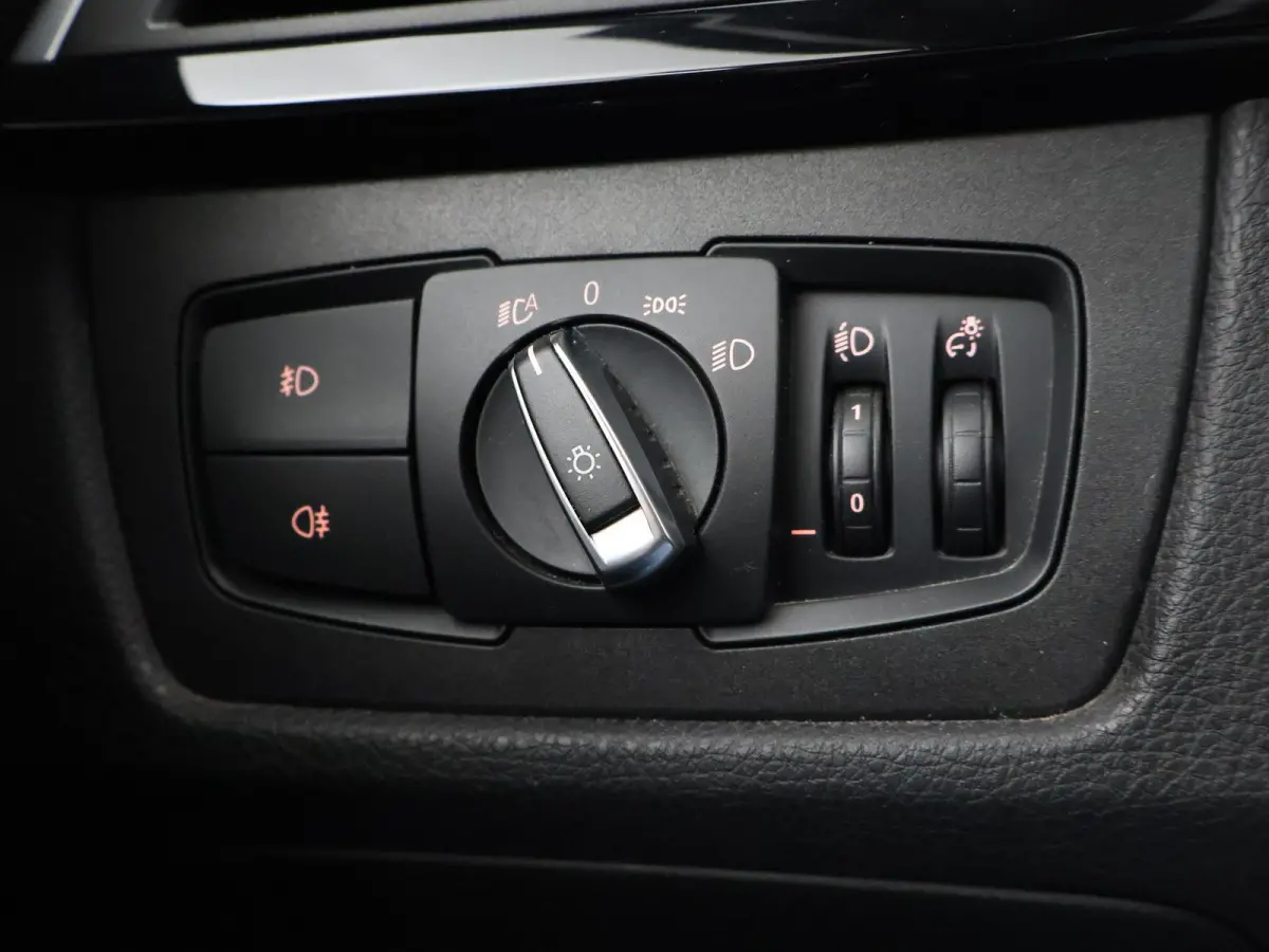318i M-SPORT + AFN. TREKHAAK | LEDER SPORTINT. | DIGITALE COCKPIT | STOELVERWARMING