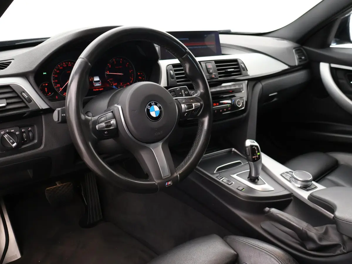 318i M-SPORT + AFN. TREKHAAK | LEDER SPORTINT. | DIGITALE COCKPIT | STOELVERWARMING