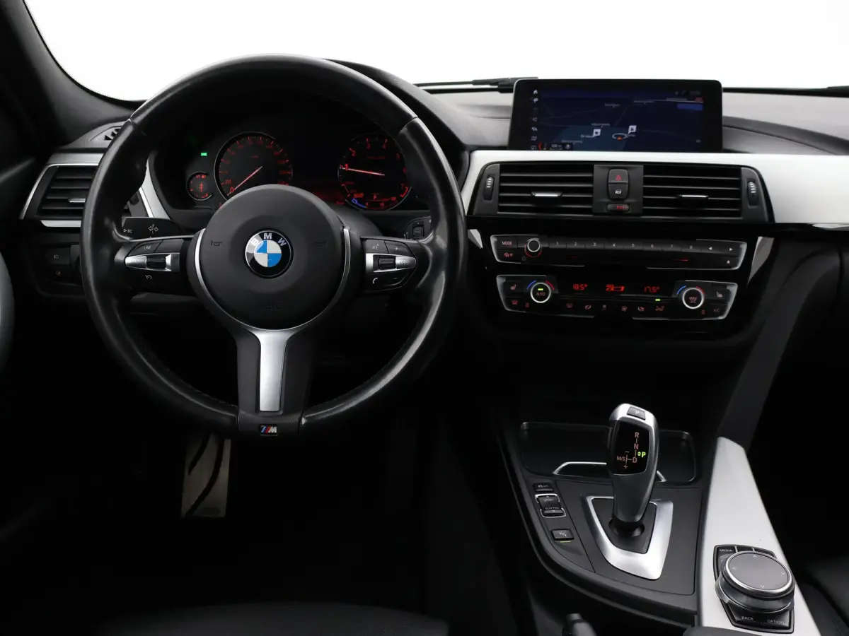 318i M-SPORT + AFN. TREKHAAK | LEDER SPORTINT. | DIGITALE COCKPIT | STOELVERWARMING