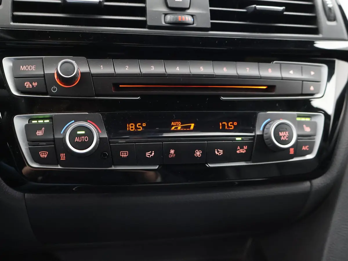318i M-SPORT + AFN. TREKHAAK | LEDER SPORTINT. | DIGITALE COCKPIT | STOELVERWARMING