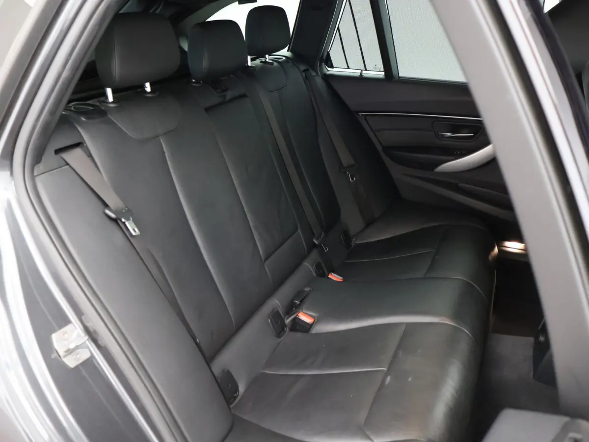 318i M-SPORT + AFN. TREKHAAK | LEDER SPORTINT. | DIGITALE COCKPIT | STOELVERWARMING
