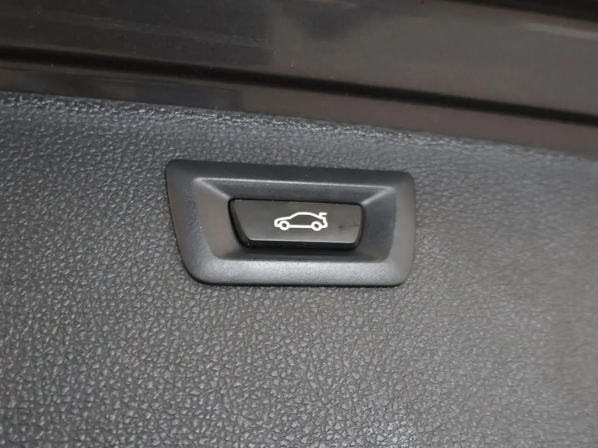 318i M-SPORT + AFN. TREKHAAK | LEDER SPORTINT. | DIGITALE COCKPIT | STOELVERWARMING