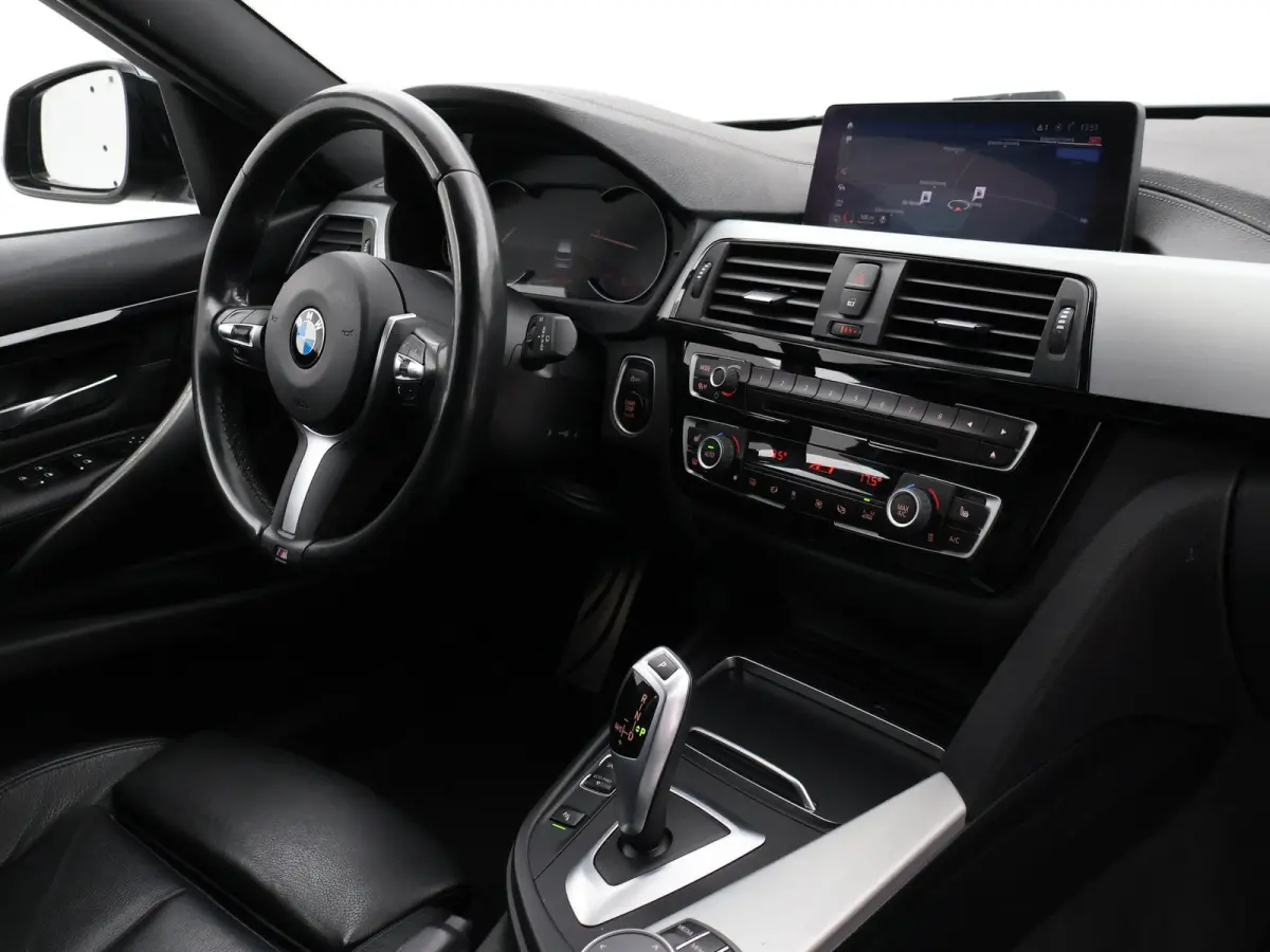318i M-SPORT + AFN. TREKHAAK | LEDER SPORTINT. | DIGITALE COCKPIT | STOELVERWARMING