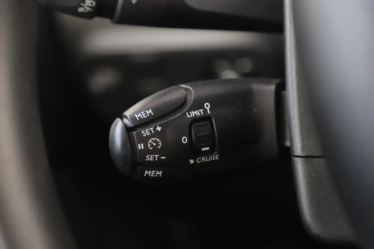 1.2 PureTech Feel Navigatie Carplay Android Climate Cruise Control Rijstrooksensor Parkeersensor All-season banden!