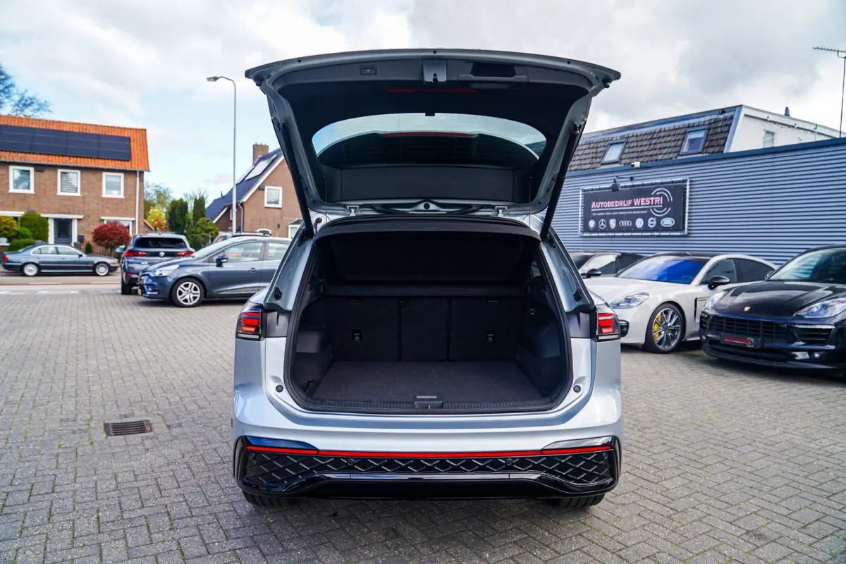 1.5 eTSI R-Line Edition | 360 camera | Massage | Stuurwiel Verwarming | IQ Light | NIEUW