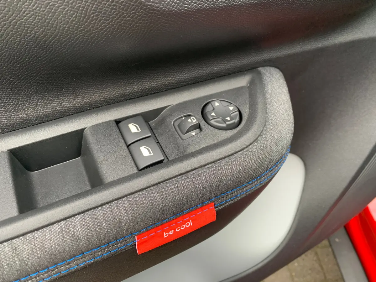 1.2 Turbo 100pk Plus | Achterbank in delen neerklapbaar | Achterspoiler | Airco