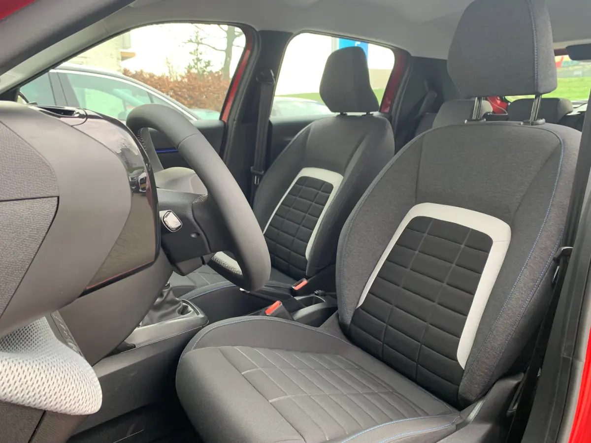 1.2 Turbo 100pk Plus | Achterbank in delen neerklapbaar | Achterspoiler | Airco