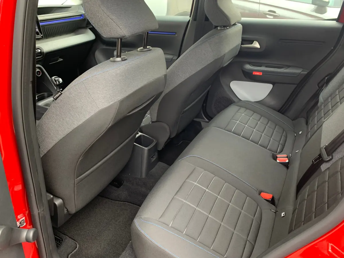 1.2 Turbo 100pk Plus | Achterbank in delen neerklapbaar | Achterspoiler | Airco
