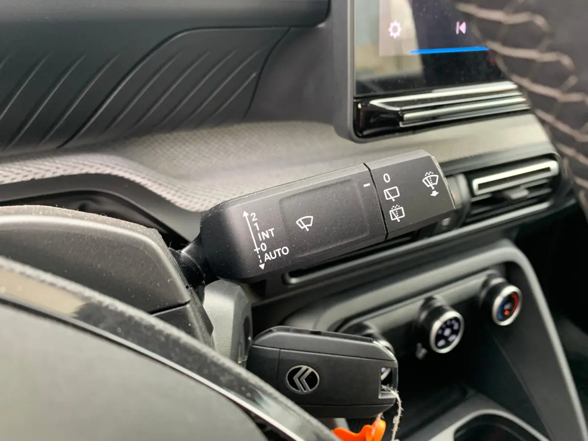 1.2 Turbo 100pk Plus | Achterbank in delen neerklapbaar | Achterspoiler | Airco