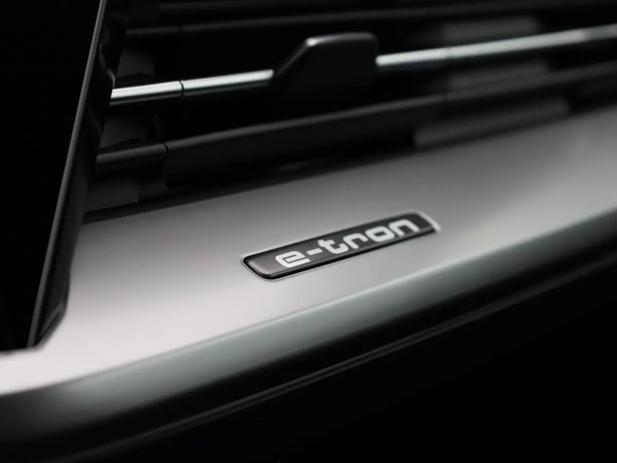 45 Edition 82 kWh l Climate control l Navigatie l Parkeersensoren l Apple Carplay / Android Auto l Privacy glas l Stoelverwarming l Ledkoplampen l Audi virtual cockpit l Audi sound system