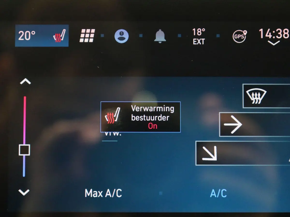 Fiat Abarth Scorpionissima 42 kWh | Navigatiesysteem | Parkeersensoren voor + achter | Camera | Stoelverwarming | Lichtmetalen velgen 18" |