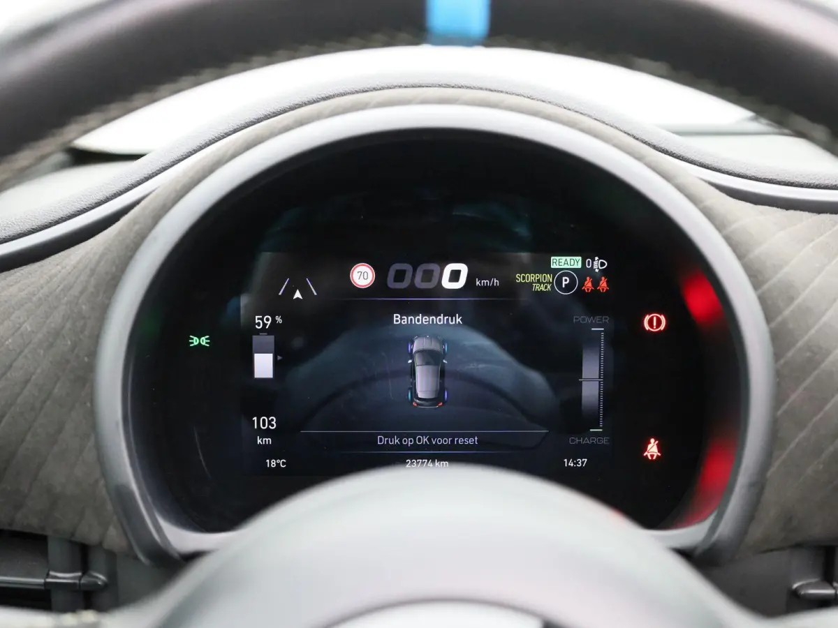 Fiat Abarth Scorpionissima 42 kWh | Navigatiesysteem | Parkeersensoren voor + achter | Camera | Stoelverwarming | Lichtmetalen velgen 18" |