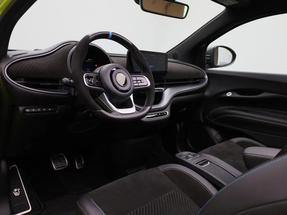 Fiat Abarth Scorpionissima 42 kWh | Navigatiesysteem | Parkeersensoren voor + achter | Camera | Stoelverwarming | Lichtmetalen velgen 18" |
