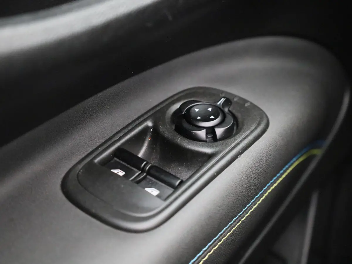 Fiat Abarth Scorpionissima 42 kWh | Navigatiesysteem | Parkeersensoren voor + achter | Camera | Stoelverwarming | Lichtmetalen velgen 18" |
