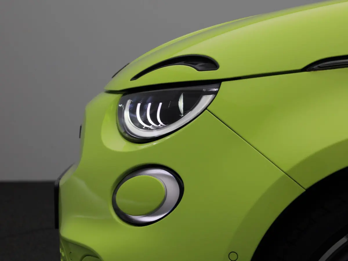 Fiat Abarth Scorpionissima 42 kWh | Navigatiesysteem | Parkeersensoren voor + achter | Camera | Stoelverwarming | Lichtmetalen velgen 18" |