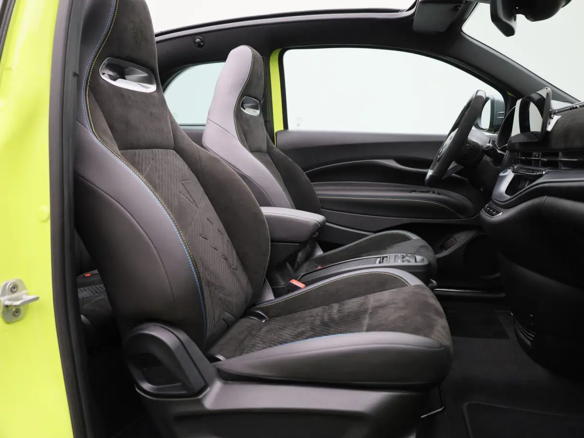 Fiat Abarth Scorpionissima 42 kWh | Navigatiesysteem | Parkeersensoren voor + achter | Camera | Stoelverwarming | Lichtmetalen velgen 18" |