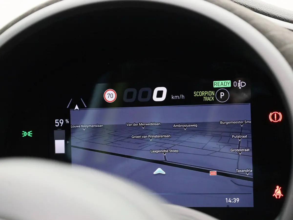 Fiat Abarth Scorpionissima 42 kWh | Navigatiesysteem | Parkeersensoren voor + achter | Camera | Stoelverwarming | Lichtmetalen velgen 18" |