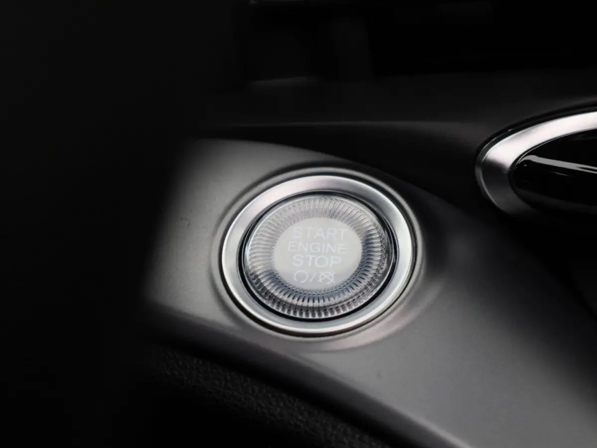 Fiat Abarth Scorpionissima 42 kWh | Navigatiesysteem | Parkeersensoren voor + achter | Camera | Stoelverwarming | Lichtmetalen velgen 18" |