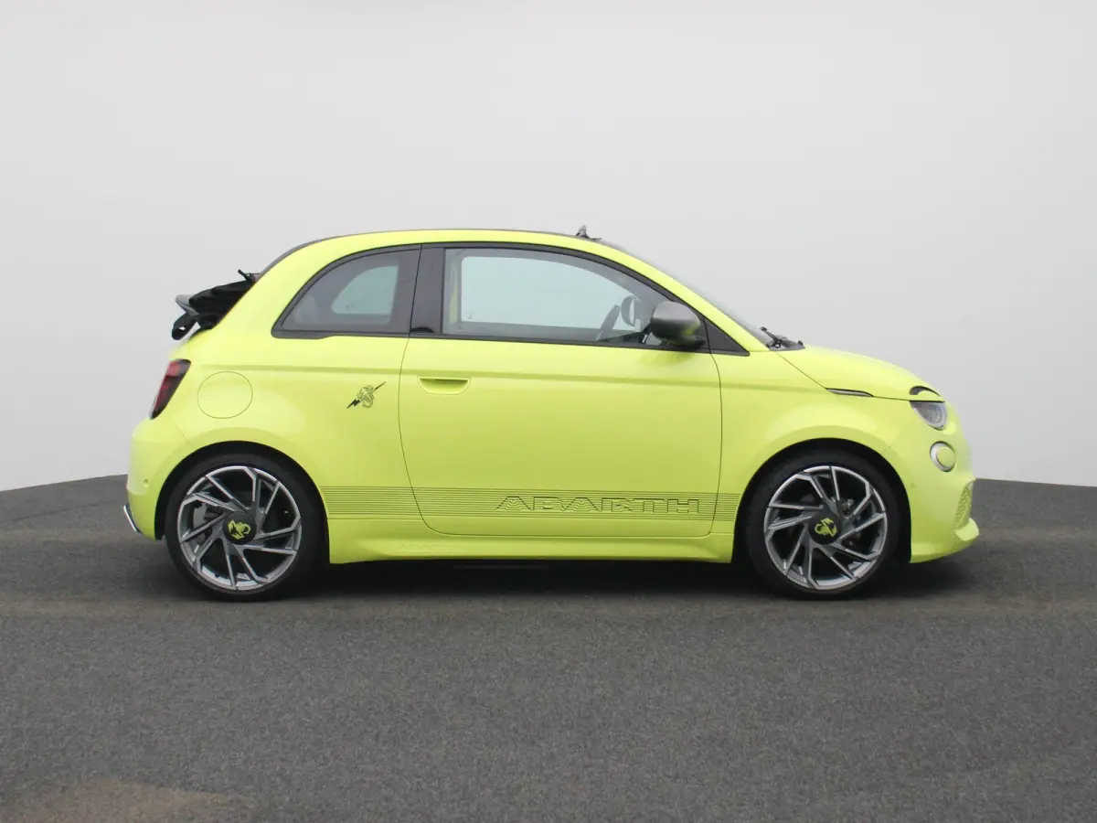 Fiat Abarth Scorpionissima 42 kWh | Navigatiesysteem | Parkeersensoren voor + achter | Camera | Stoelverwarming | Lichtmetalen velgen 18" |
