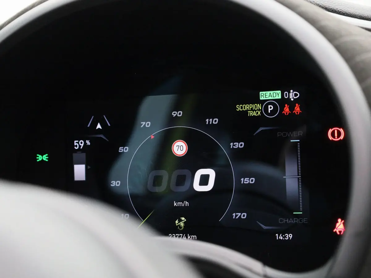 Fiat Abarth Scorpionissima 42 kWh | Navigatiesysteem | Parkeersensoren voor + achter | Camera | Stoelverwarming | Lichtmetalen velgen 18" |