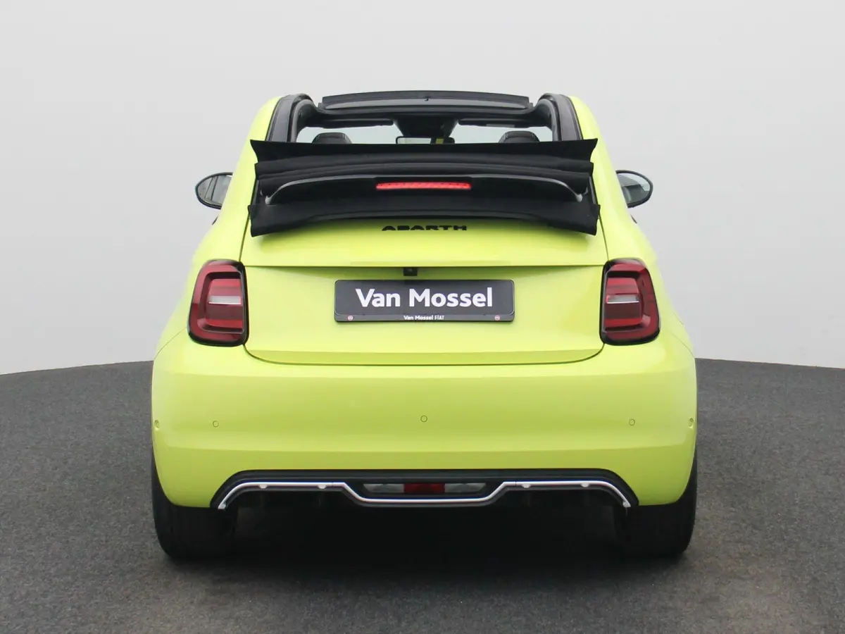 Fiat Abarth Scorpionissima 42 kWh | Navigatiesysteem | Parkeersensoren voor + achter | Camera | Stoelverwarming | Lichtmetalen velgen 18" |