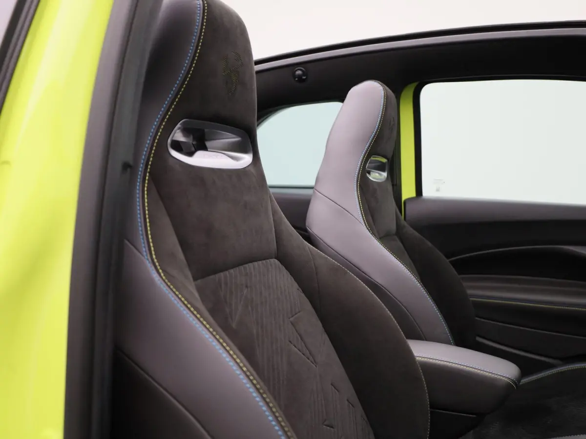 Fiat Abarth Scorpionissima 42 kWh | Navigatiesysteem | Parkeersensoren voor + achter | Camera | Stoelverwarming | Lichtmetalen velgen 18" |