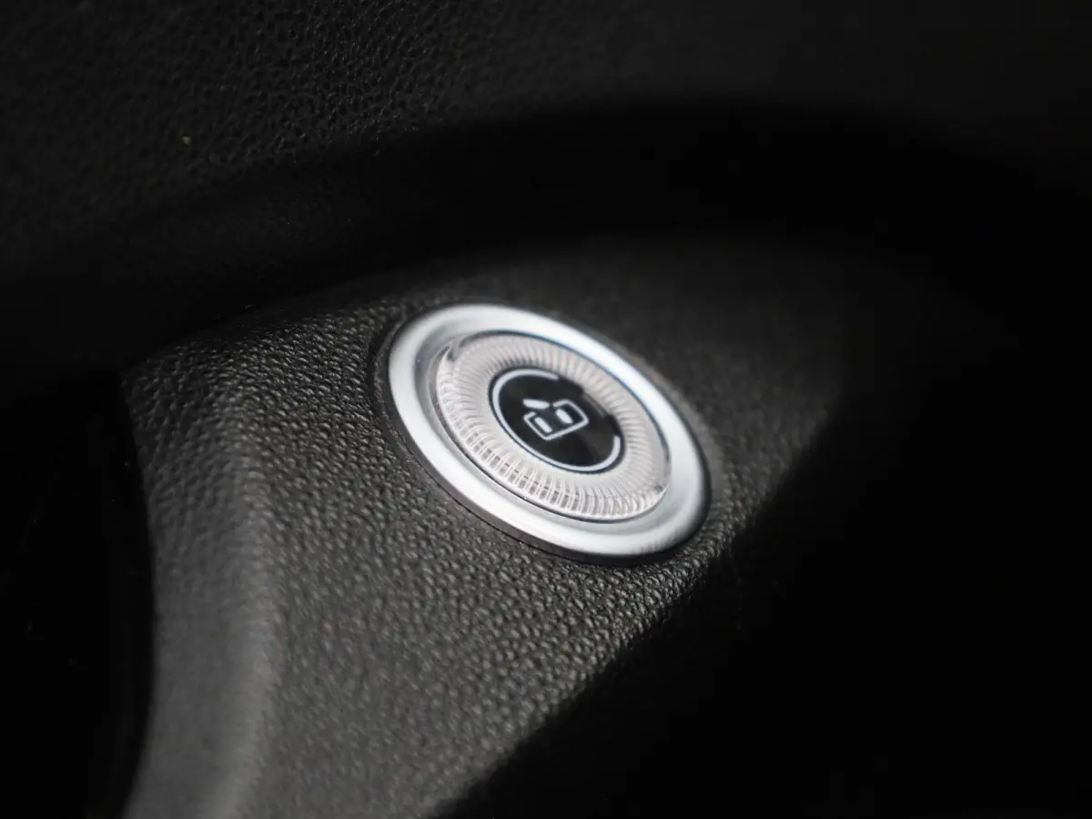 Fiat Abarth Scorpionissima 42 kWh | Navigatiesysteem | Parkeersensoren voor + achter | Camera | Stoelverwarming | Lichtmetalen velgen 18" |