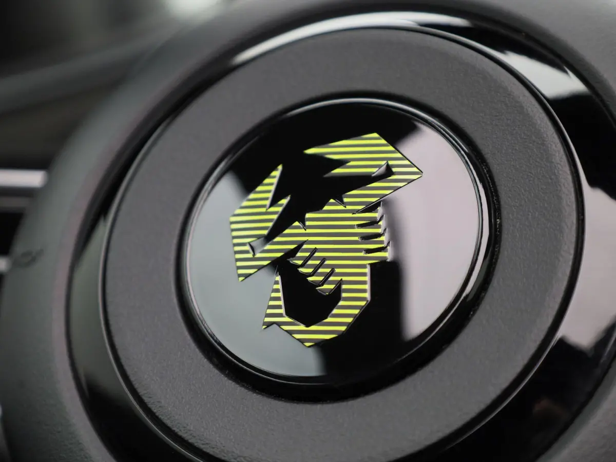 Fiat Abarth Scorpionissima 42 kWh | Navigatiesysteem | Parkeersensoren voor + achter | Camera | Stoelverwarming | Lichtmetalen velgen 18" |