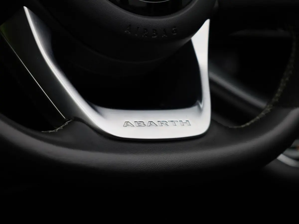 Fiat Abarth Scorpionissima 42 kWh | Navigatiesysteem | Parkeersensoren voor + achter | Camera | Stoelverwarming | Lichtmetalen velgen 18" |
