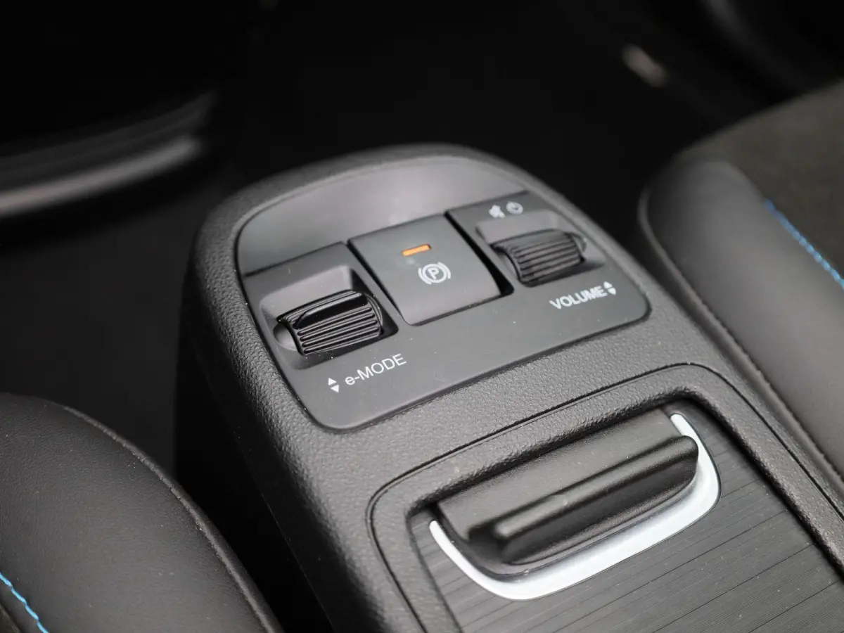 Fiat Abarth Scorpionissima 42 kWh | Navigatiesysteem | Parkeersensoren voor + achter | Camera | Stoelverwarming | Lichtmetalen velgen 18" |
